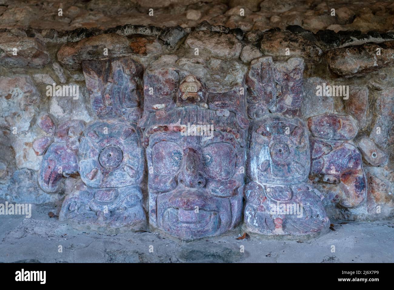 Masque en stuc du Dieu du Soleil maya, Kinich Ahau, dans le temple des masques - ancienne ville Edzna, Campeche, Mexique Banque D'Images