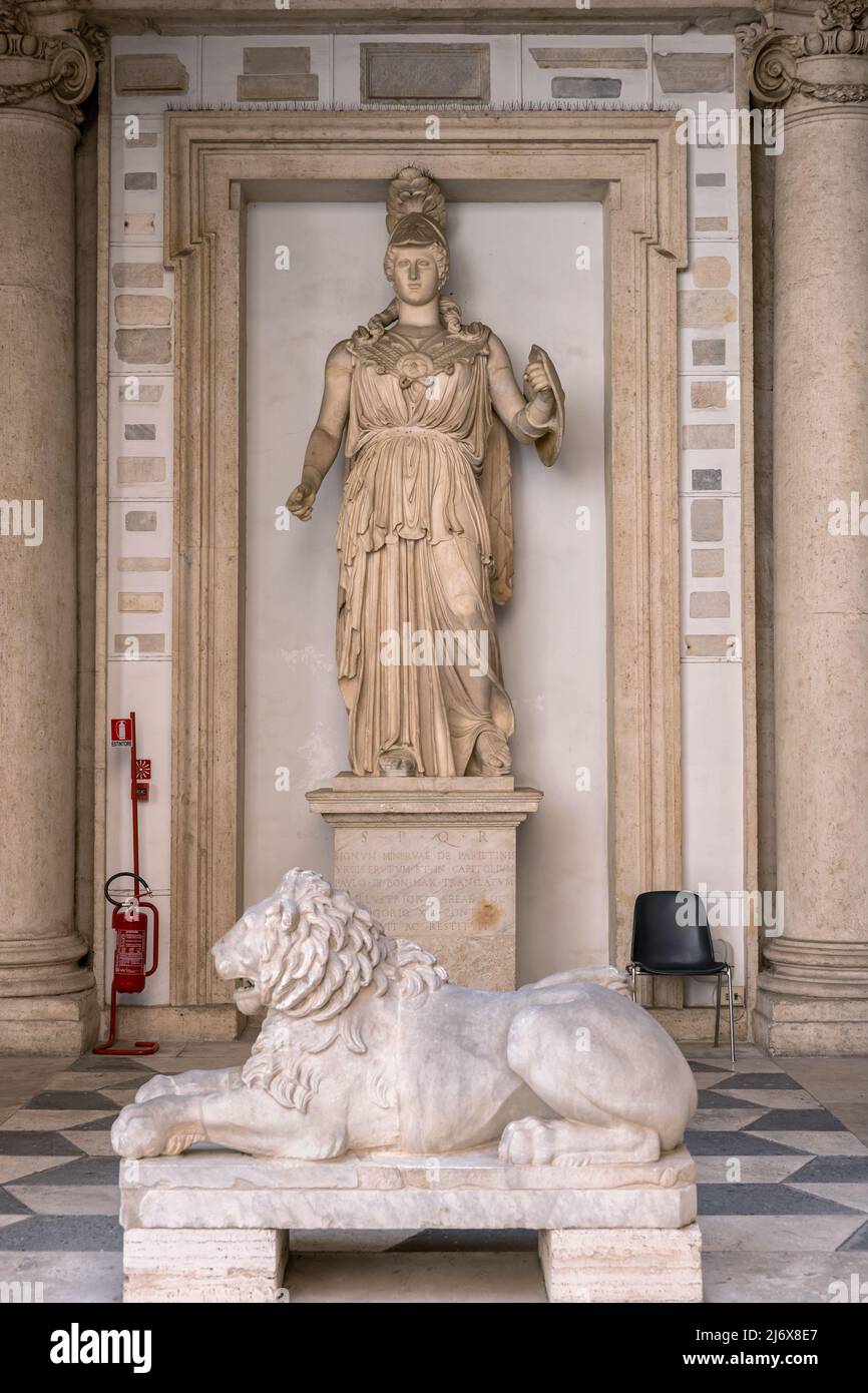 Statue colossale de la déesse romaine Minerva (marbre. 2nd siècle BCE.) au Palazzo Nuovo, Musées Capitoline, Rome, Italie. Banque D'Images