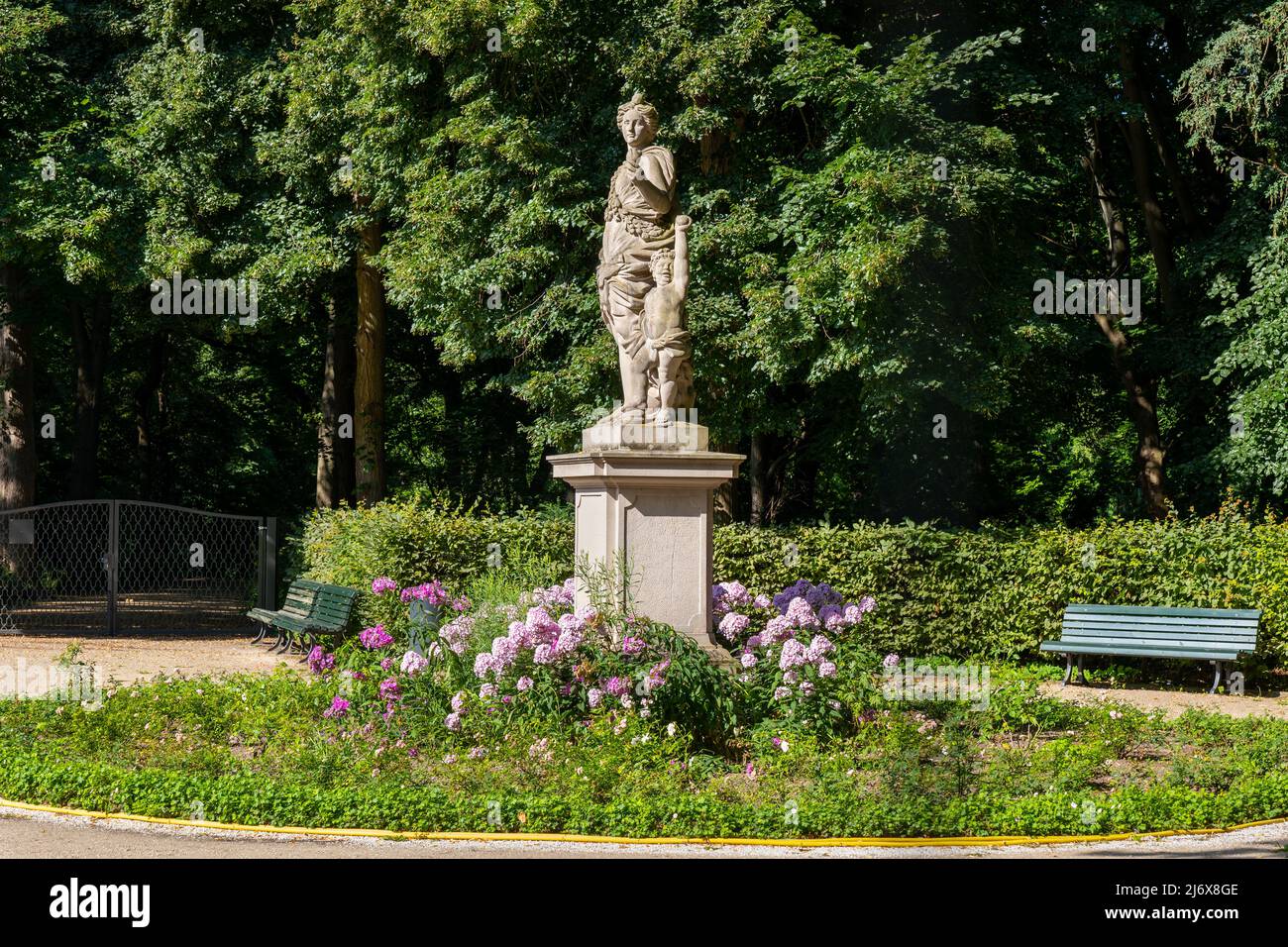 Statue de Flora (Pomona) avec Putto, Déesse des fleurs et la saison du printemps dans la mythologie romaine dans le jardin des roses du parc Tiergarten à Berlin, Germa Banque D'Images