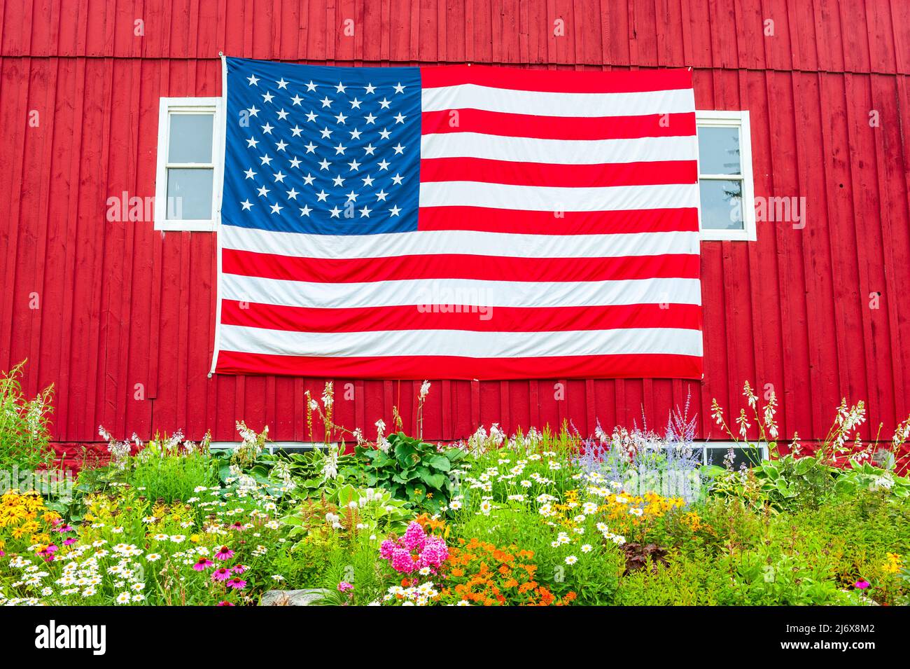 Drapeau américain affiché sur le côté d'une grange rouge près de Ludington, Michigan, États-Unis Banque D'Images