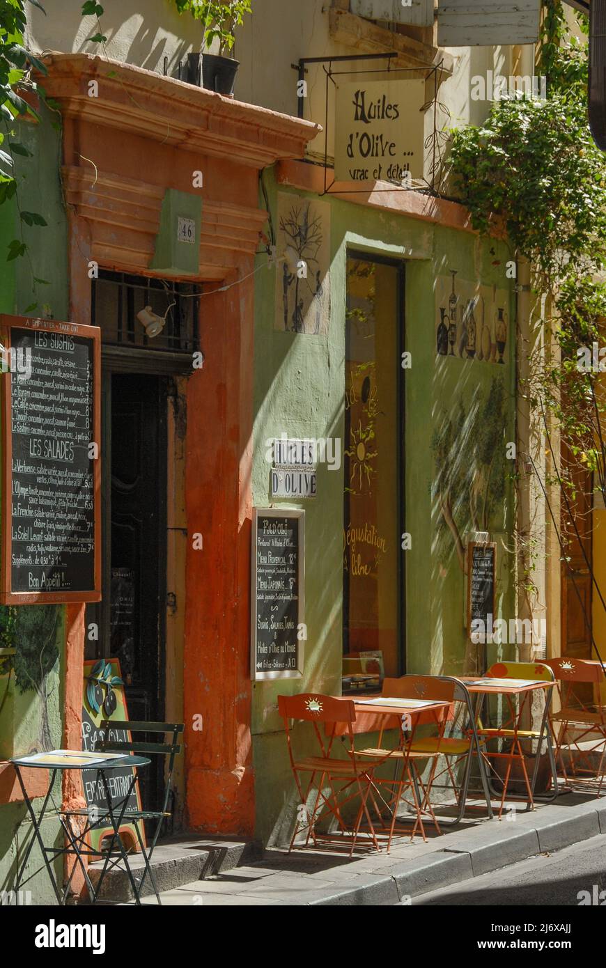 Façade d'un café et terrasse à Arles, Provence-Alpes-Côte d'Azur, France Banque D'Images