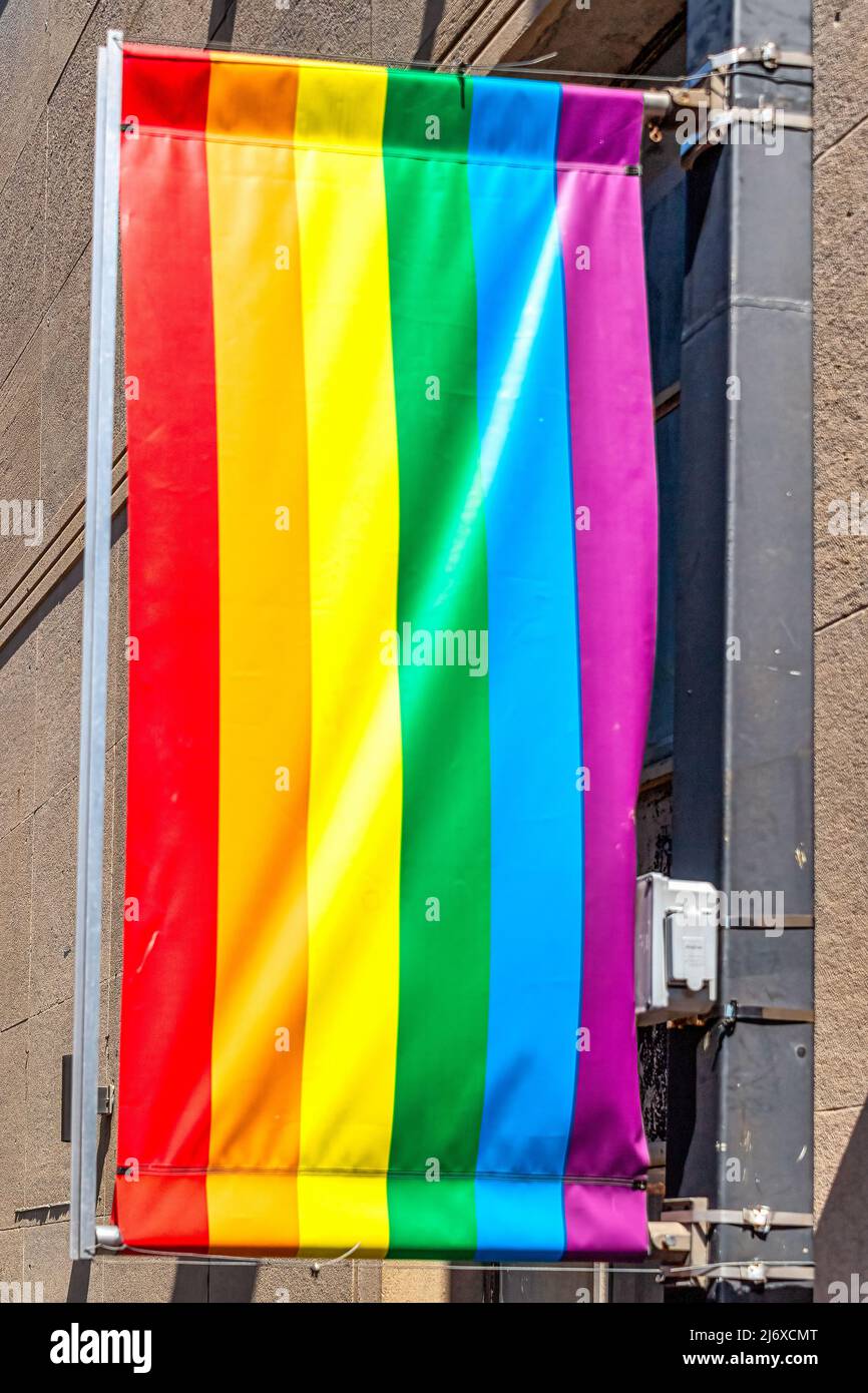 Drapeau arc-en-ciel dans un poteau dans le village gay ou simplement le village. Banque D'Images