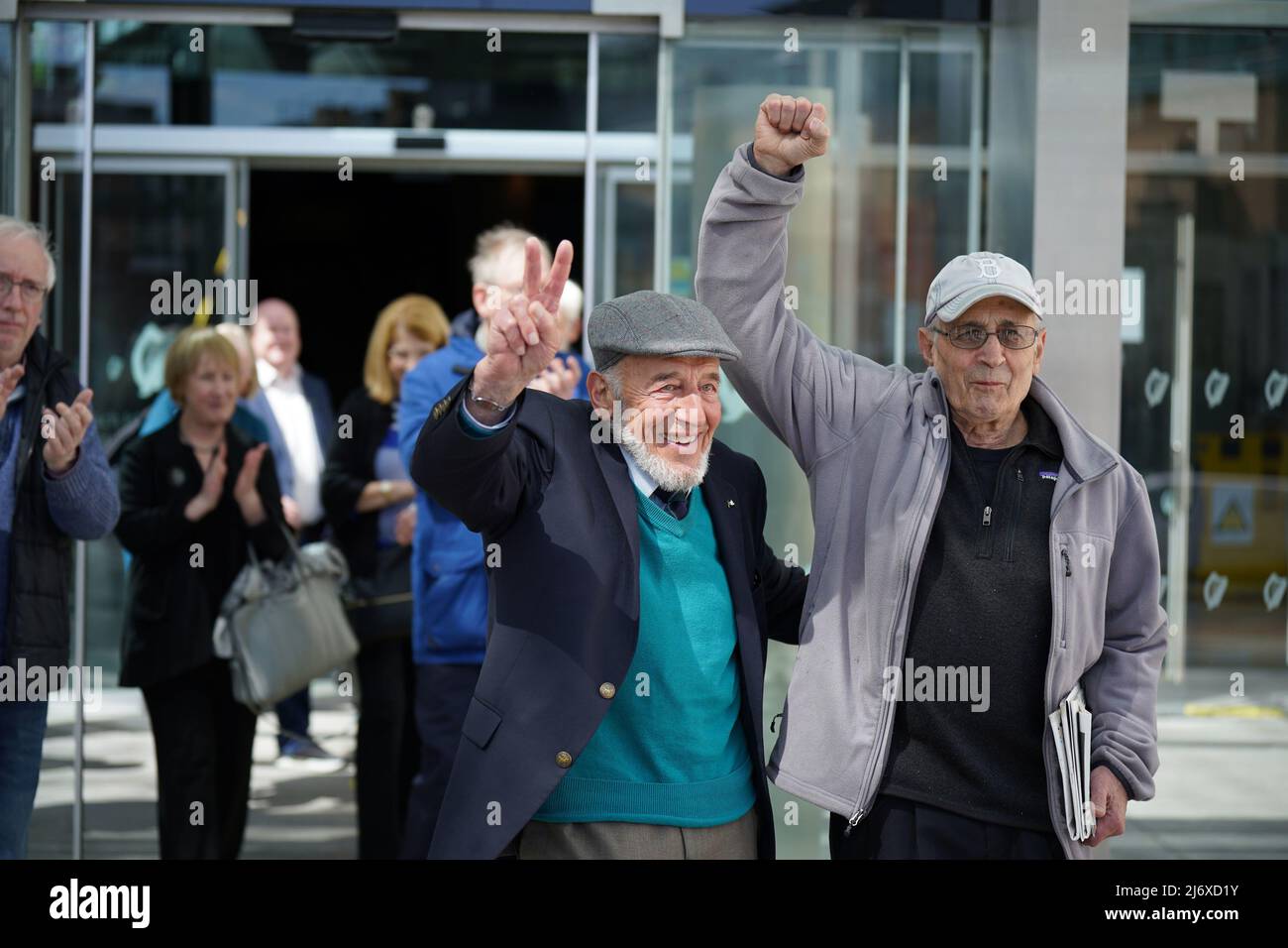 RETRANSMETTANT LE NOM RECTIFIANT DE LEN MAYERS À DES vétérans AMÉRICAINS KEN MAYERS (à gauche), 85 ans, et Tarak Kauff, 80 ans, quittent le tribunal criminel du circuit de Dublin après qu'ils aient été reconnus coupables d'ingérence dans l'exploitation de l'aéroport de Shannon dans le cadre d'une manifestation anti-guerre le jour 2019 de la St Patrick, qui a conduit à la fermeture d'une piste. La paire, qui est militante pour anciens combattants pour la paix, a été acquittée des dommages criminels causés à une clôture de périmètre et d'intrusion dans l'intention de commettre une infraction ou de nuire à la propriété. Date de la photo: Mercredi 4 mai 2022. Banque D'Images