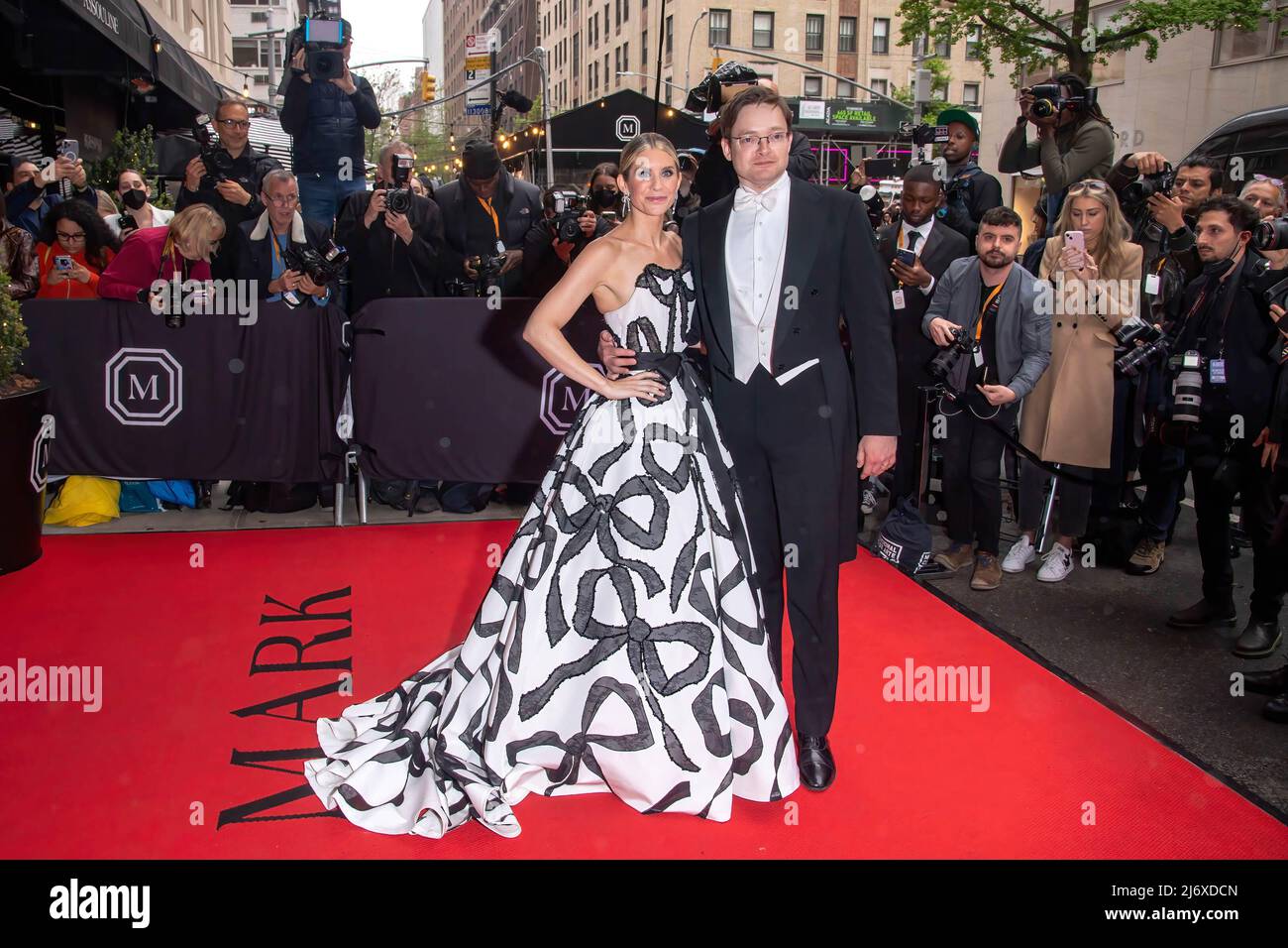 Elizabeth Cordry Shaffer et Charles Shaffer quittent l'hôtel Mark pour le Gala met 2022 à New York. (Photo par Ron Adar / SOPA Images / Sipa USA) Banque D'Images