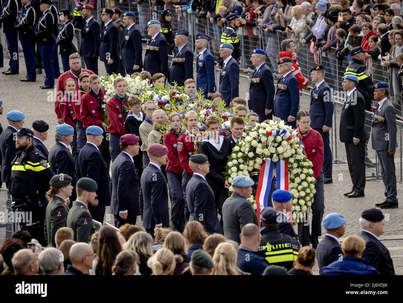 2022-05-04 19:26:41 les couronnes sont dédiées à la place du Dam à Amsterdam, aux pays-Bas, le 4 mai 2022, avant le jour national du souvenir sur la place du Dam. Aussi cette année, le 4 mai, les pays-Bas commémoreront les civils et les soldats qui ont été tués ou assassinés depuis le début de la Seconde Guerre mondiale. ANP REMKO DE WAAL pays-bas hors - belgique hors Banque D'Images