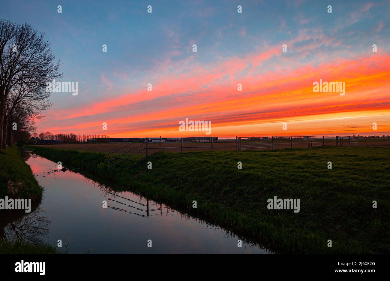 Coucher de soleil rouge sur le paysage hollandais causé par le sable du sahara dans l'atmosphère Banque D'Images