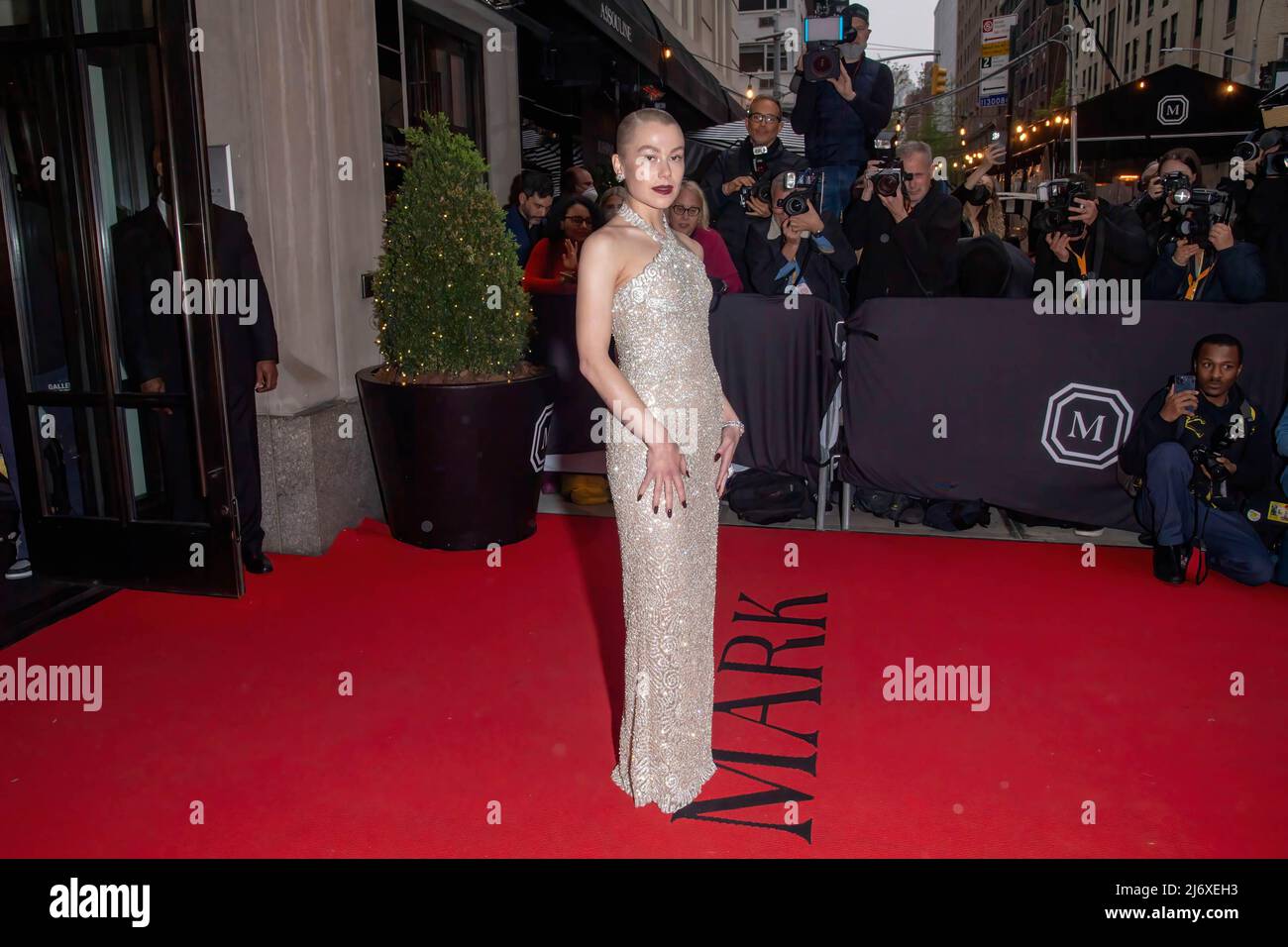 Phoebe Bridgers portant Jonathan Simkhai quitte l'hôtel Mark pour 2022 met Gala à New York. (Photo par Ron Adar / SOPA Images / Sipa USA) Banque D'Images