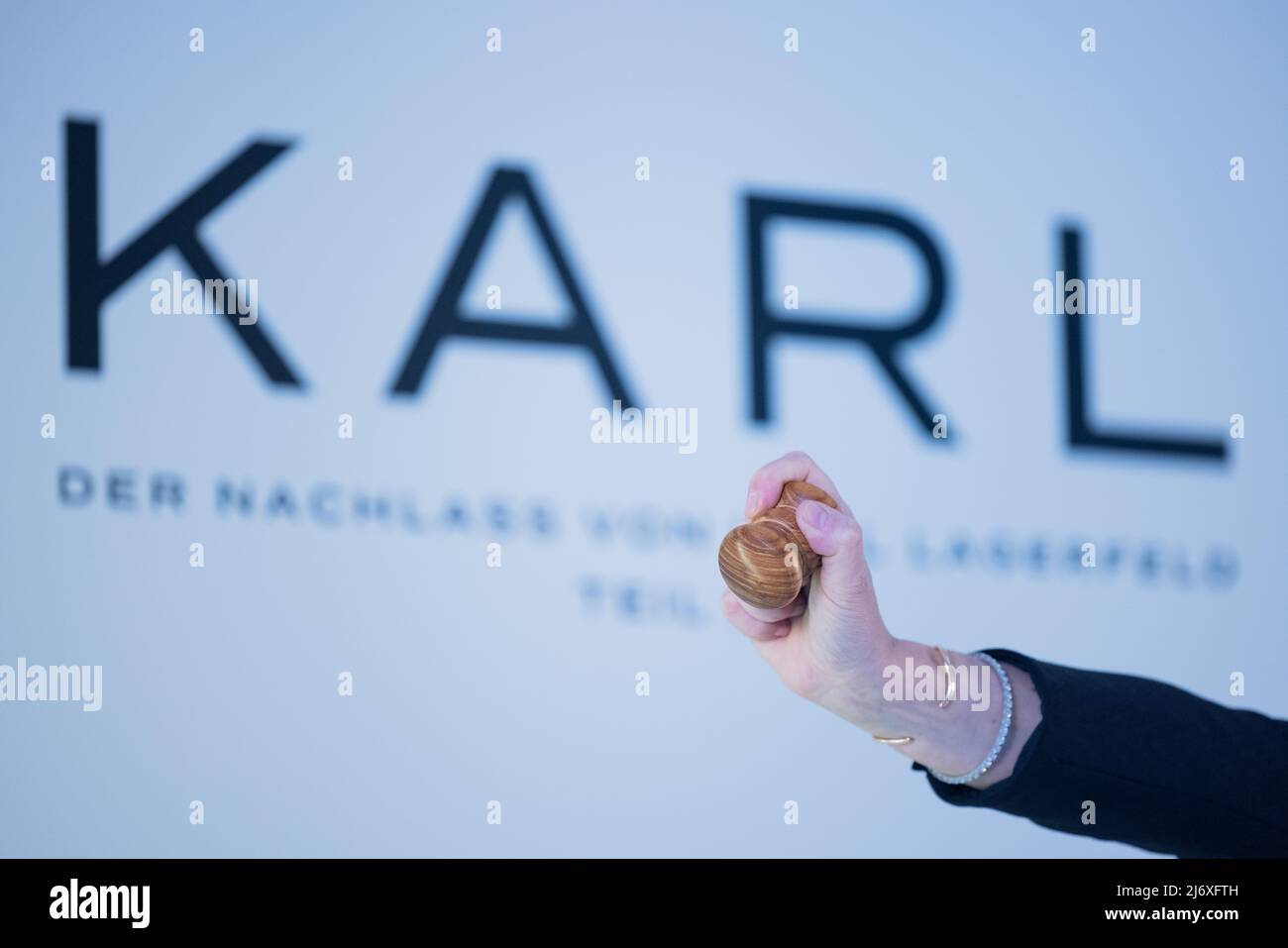 04 mai 2022, Rhénanie-du-Nord-Westphalie, Cologne: Caroline Lang, commissaire aux enchères, participe à la vente aux enchères de la troisième partie du domaine du designer de mode Karl Lagerfeld à la maison de vente aux enchères de Sotheby au Palais Oppenheim. Photo: Rolf Vennenbernd/dpa Banque D'Images