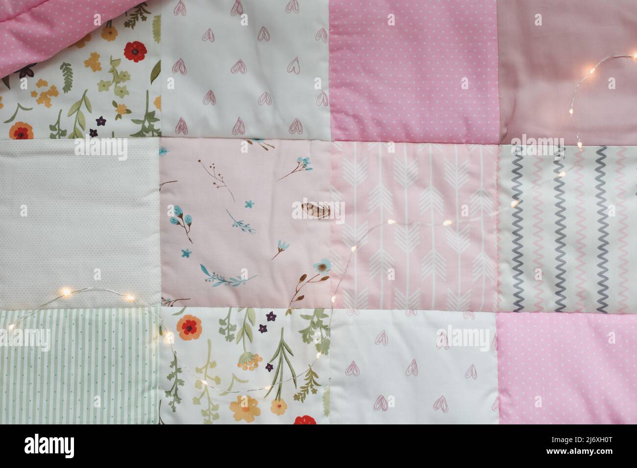 Couverture patchwork rose. Literie pour bébé. Literie et textile pour la pépinière. NAP et temps de veille. Banque D'Images