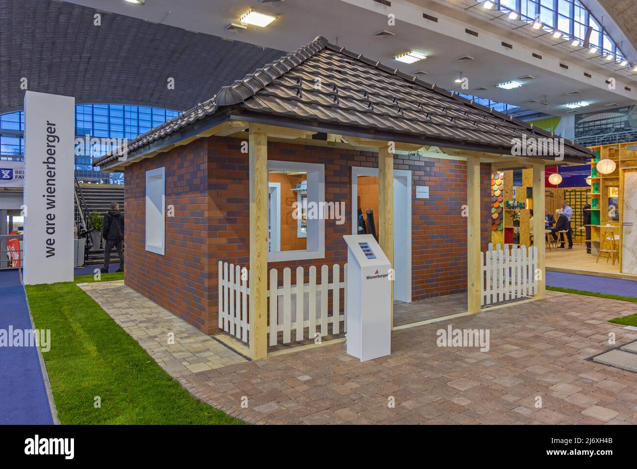 Belgrade, Serbie - 27 avril 2022 : Maison modèle de la compagnie autrichienne Wienerberger au salon de la construction. Banque D'Images