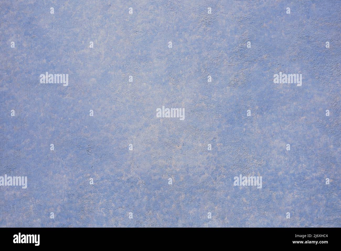 Texture murale en béton bleu pastel. Décor rugueux cyan calme. Surface en stuc. Motif abstrait. Texture de la peinture sur le plâtre rainuré. Art abstrait Banque D'Images