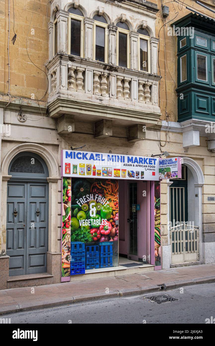 Un petit magasin local vendant des aliments asiatiques et africains, Tarxien, Malte Banque D'Images