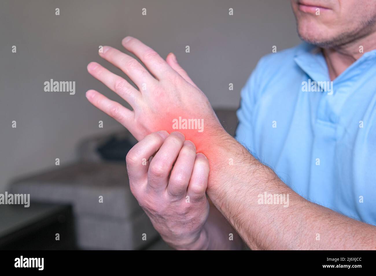 Le concept de dermatite, eczéma, allergies, psoriasis. Un homme se grattant une main qui démange. Gros plan d'un homme avec une éruption cutanée itchy sur son bras, le touché Banque D'Images Le concept de dermatite, eczéma, allergies, psoriasis. Un homme se grattant une main qui démange. Gros plan d'un homme avec une éruption cutanée itchy sur son bras, le touché Banque D'Images