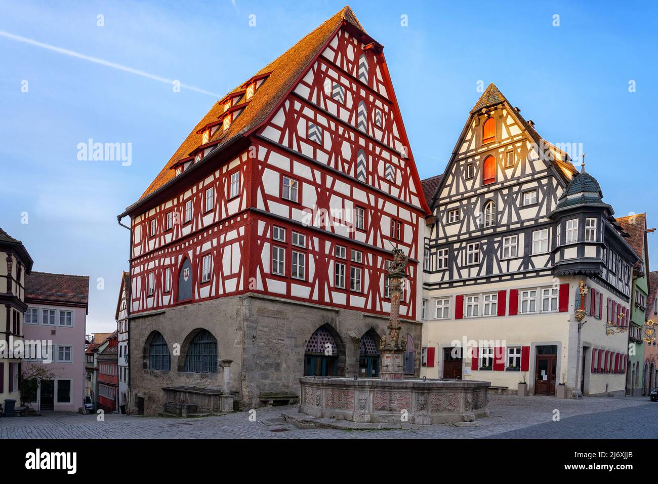 Belle architecture romantique de Rothenburg ob der Tauber avec maisons à colombages Fachwerkhaus syle en Bavière Allemagne . Banque D'Images