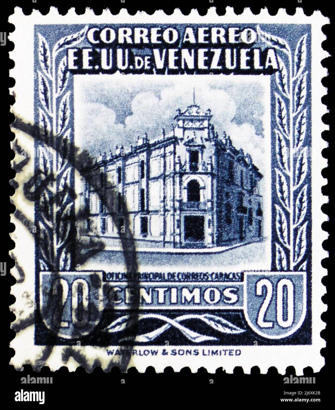 MOSCOU, RUSSIE - 27 MARS 2022: Timbre-poste imprimé au Venezuela montre le bureau de poste principal Caracas, série, vers 1953 Banque D'Images