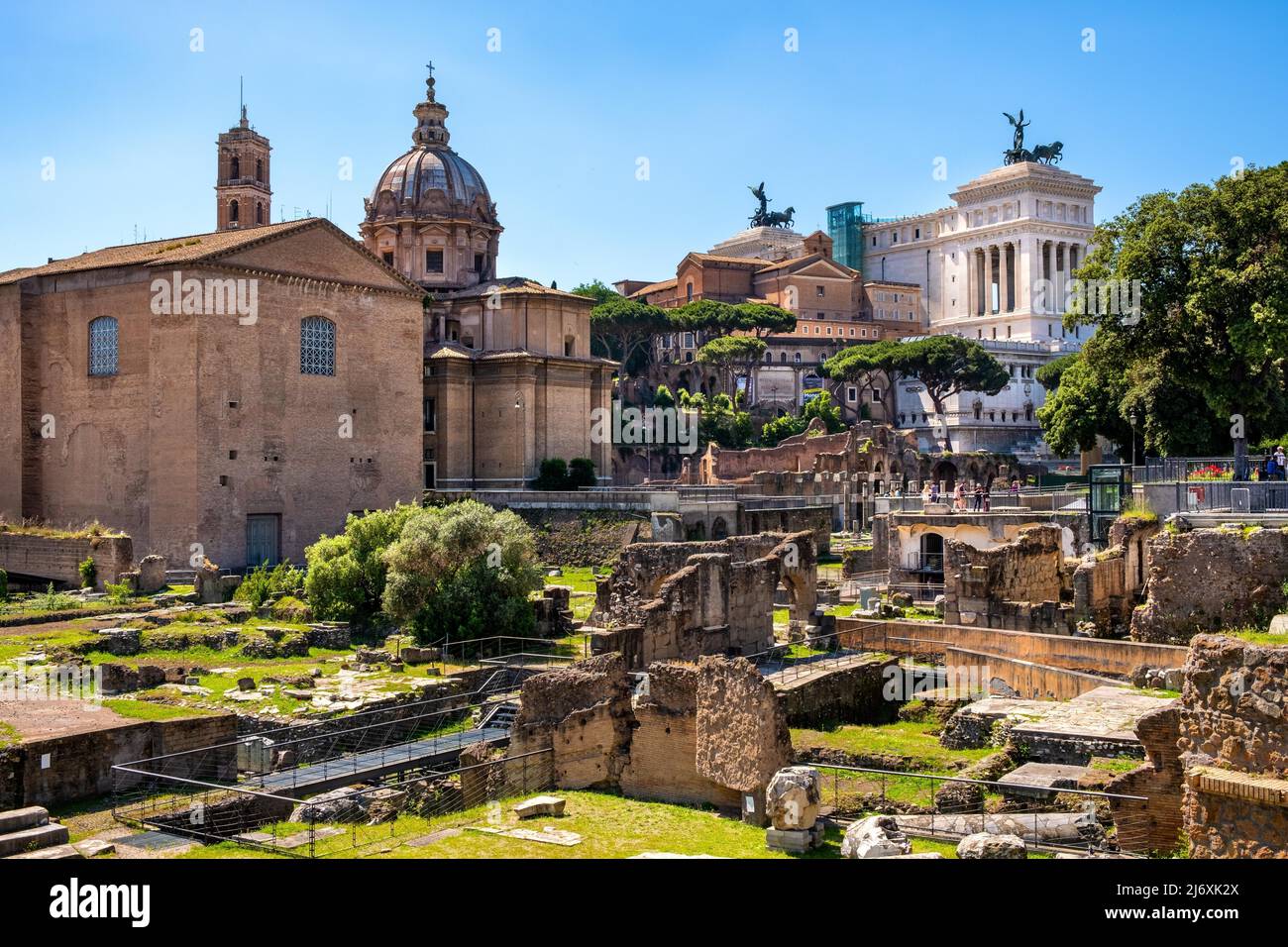 Rome, Italie - 25 mai 2018 : Panorama du Forum romain Romanum avec la maison du sénat Curia Julia, l'église Santi Luca e Martina et Altare della Patria in Hist Banque D'Images