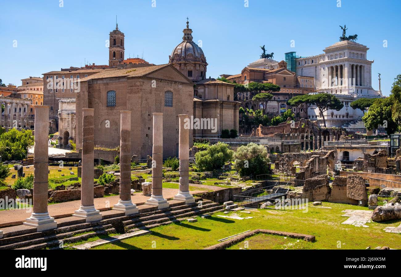 Rome, Italie - 25 mai 2018 : Panorama du Forum romain Romanum avec la maison du sénat Curia Julia, l'église Santi Luca e Martina et Altare della Patria in Hist Banque D'Images
