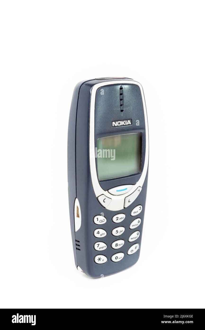Téléphone portable vintage Nokia 3310 sur fond blanc. Isolé. Bergame, ITALIE - 24 mars 2021. Banque D'Images