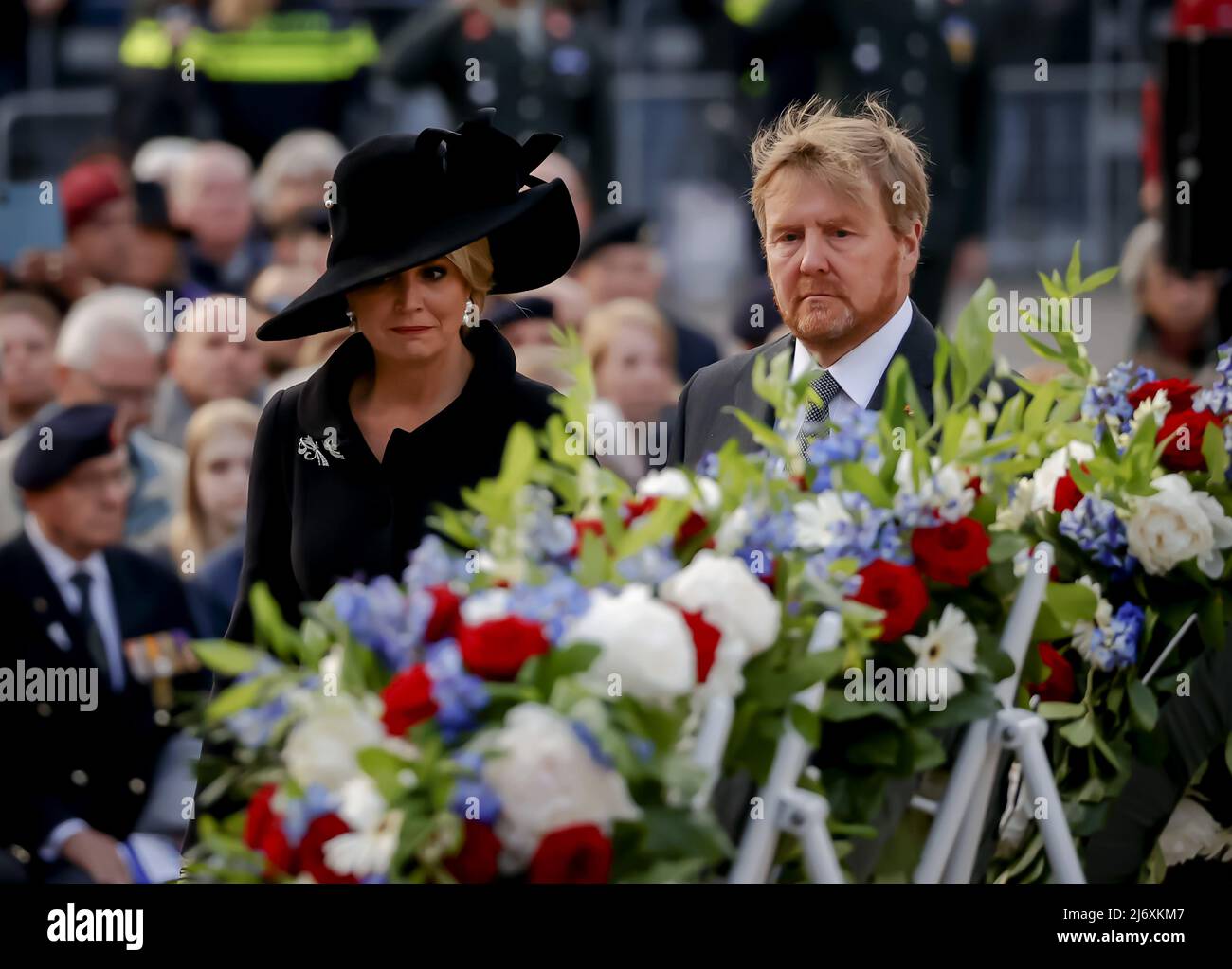 2022-05-04 20:31:16 AMSTERDAM - le roi Willem-Alexander et la reine Maxima ouvrent la parade pendant le jour du souvenir national sur la place du Dam. REMKO DE WAAL pays-bas hors - belgique hors Banque D'Images