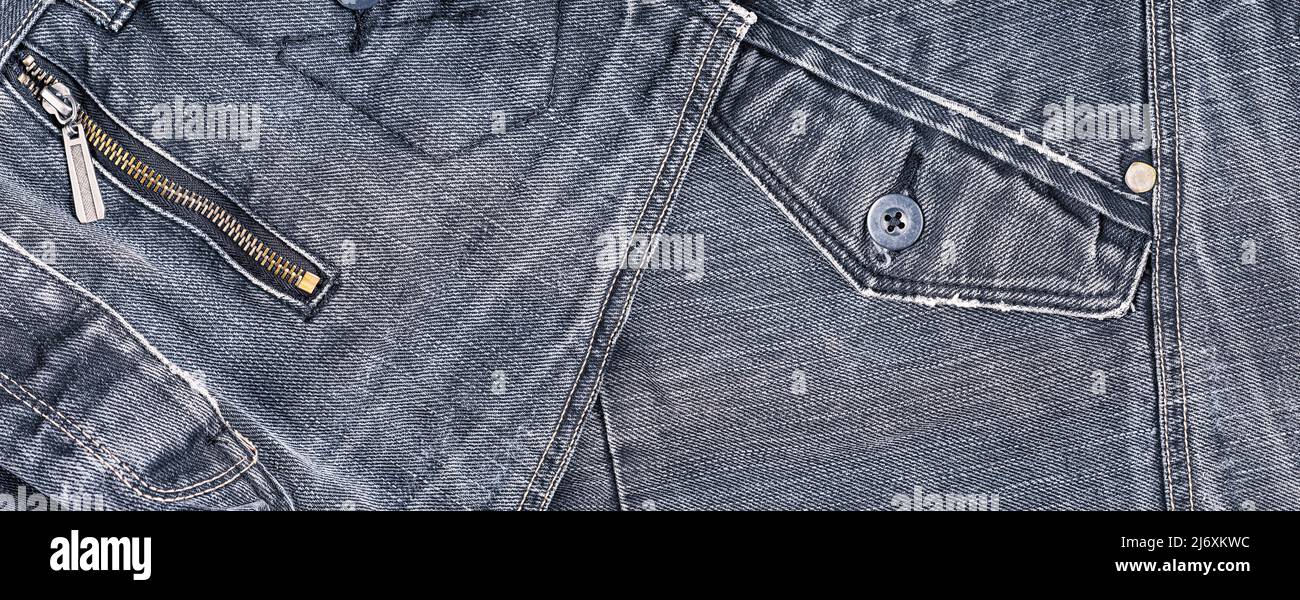 Un Jean bleu de denium gros plan, bannière. Vue des détails des jeans anciens. Fond denim, texture Banque D'Images
