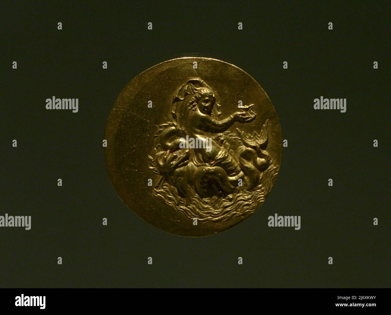Medaillon représentant un Nereid à cheval sur un dragon de mer. Médaillons d'Aboukir. 3rd-4th siècles. Trouvé dans Abukir (Egypte). Grec. Or. Musée Calouste Gulbenkian. Lisbonne. Portugal. Banque D'Images Medaillon représentant un Nereid à cheval sur un dragon de mer. Médaillons d'Aboukir. 3rd-4th siècles. Trouvé dans Abukir (Egypte). Grec. Or. Musée Calouste Gulbenkian. Lisbonne. Portugal. Banque D'Images