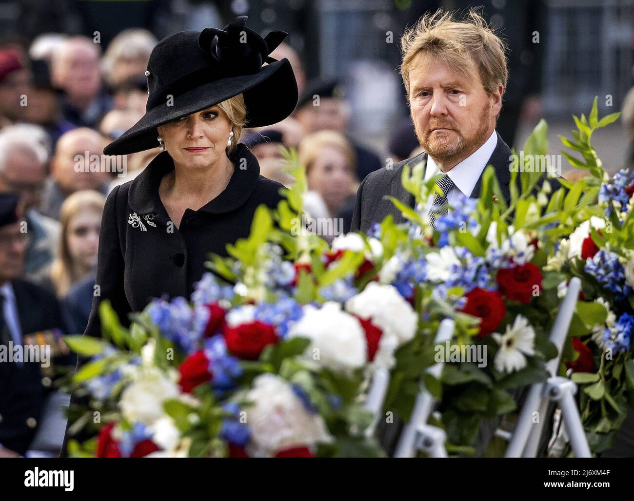 2022-05-04 20:31:16 AMSTERDAM - le roi Willem-Alexander et la reine Maxima ouvrent la parade pendant le jour du souvenir national sur la place du Dam. REMKO DE WAAL pays-bas hors - belgique hors Banque D'Images