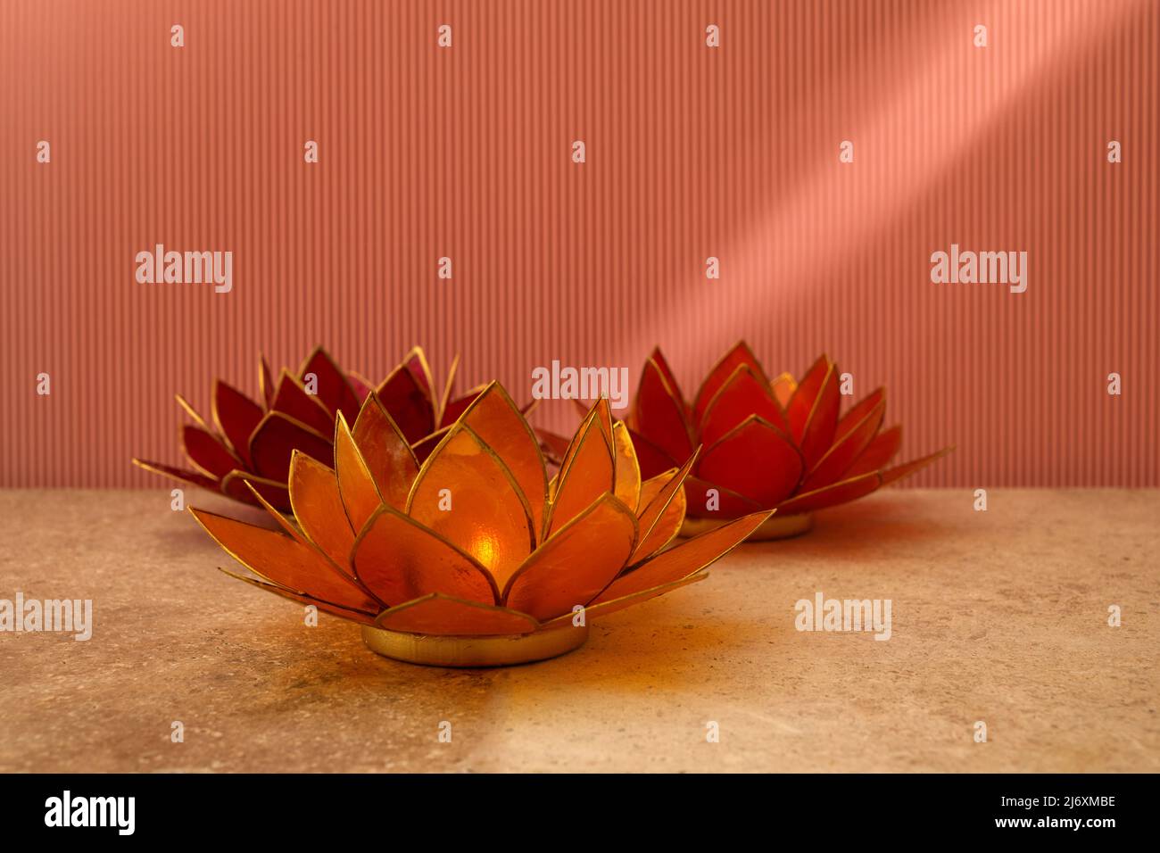 Joyeux Bouddha de jour de Vesak Purnima arrière-plan. Bougies pendant la fête du Vesak. Banque D'Images