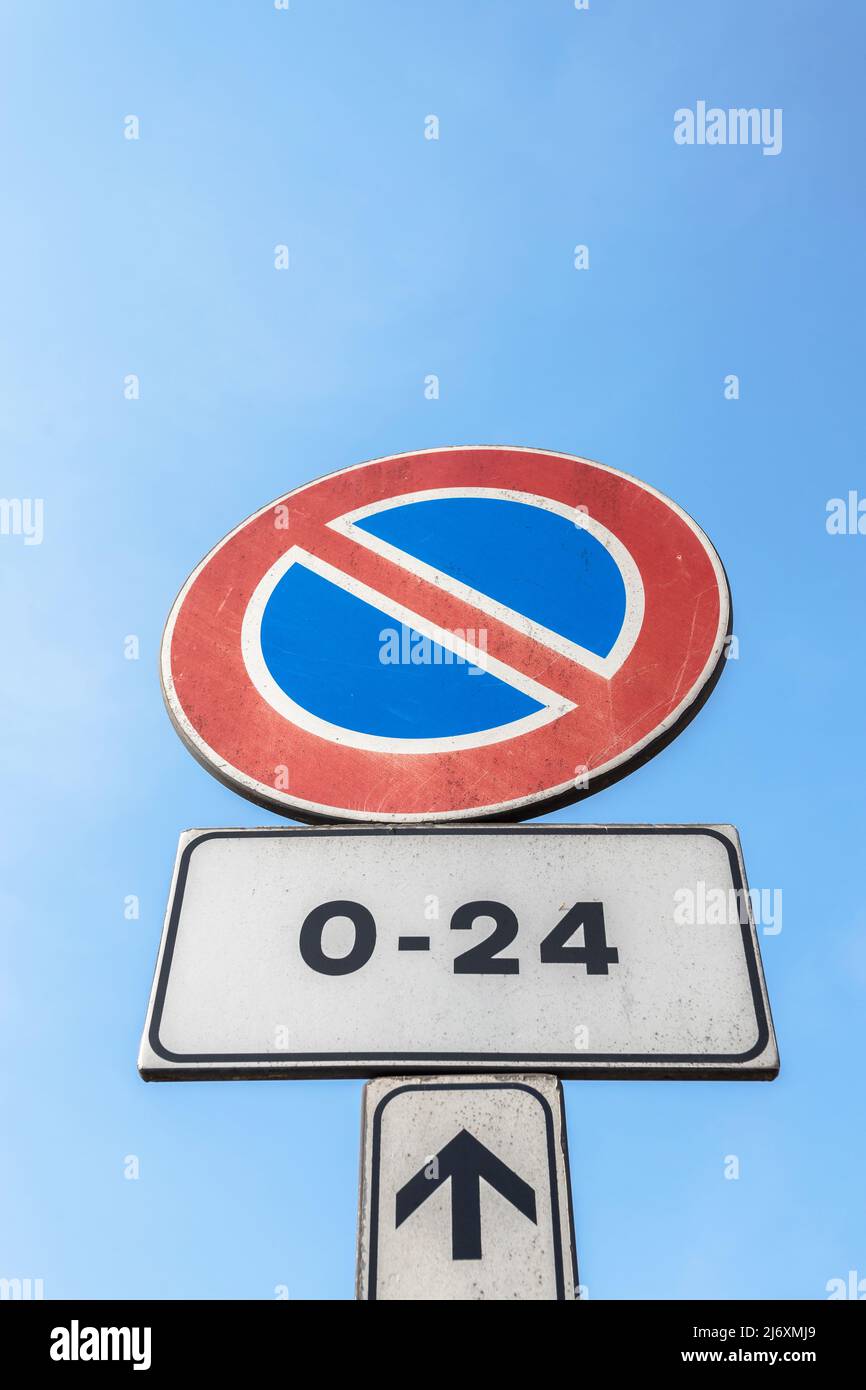 Signalisation routière sans stationnement 0-24. Image conceptuelle pour le stationnement total interdit H24. Banque D'Images