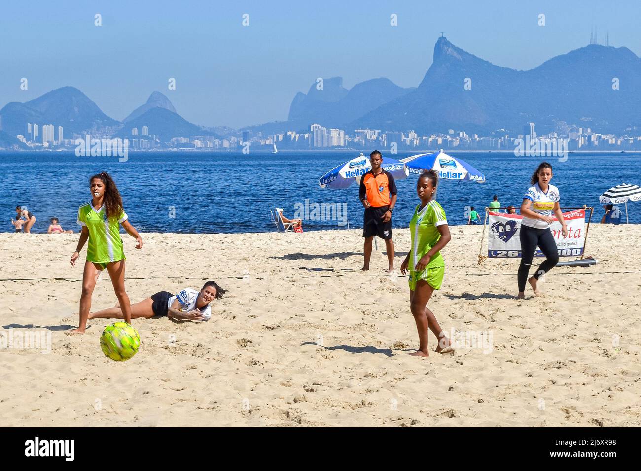 L'équipe féminine joue pendant la coupe de football de plage de la LNFA à Icarai Beach. Cette région est une attraction touristique dans l'État de Rio de Janeiro Banque D'Images