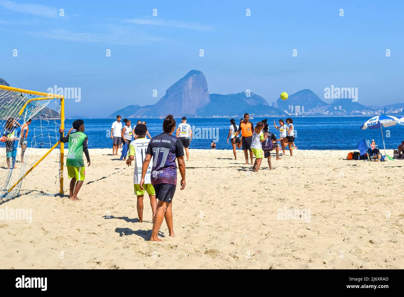 L'équipe féminine joue pendant la coupe de football de plage de la LNFA à Icarai Beach. Cette région est une attraction touristique dans l'État de Rio de Janeiro Banque D'Images