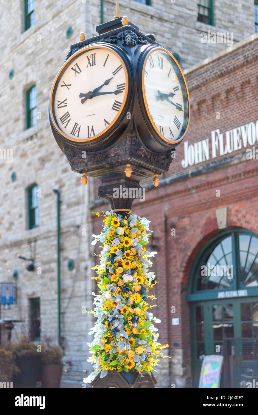 Horloge de style vintage recouverte de fleurs dans le Distillery District. Banque D'Images