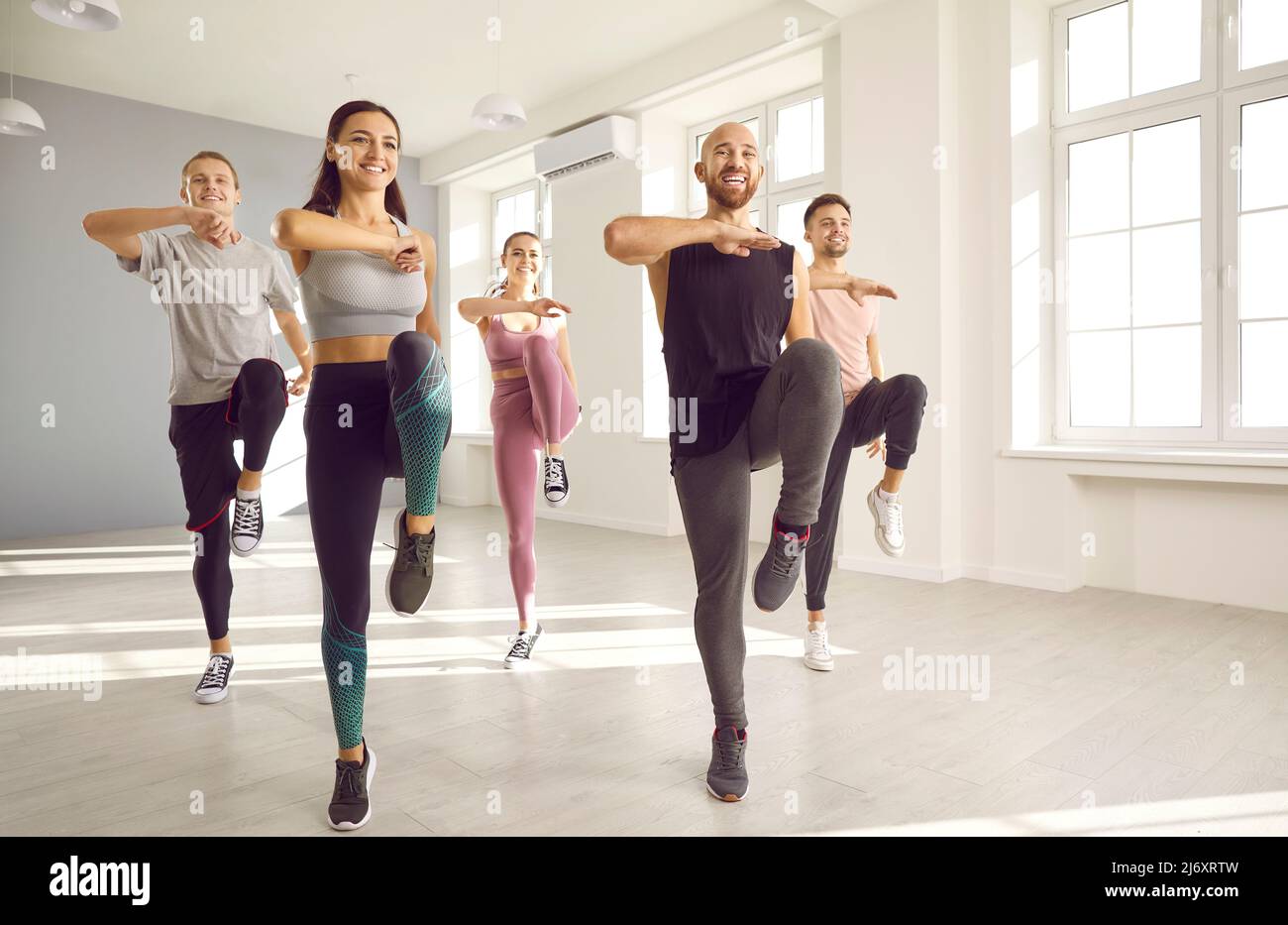 Des danseurs souriants s'entraînent en studio Banque D'Images