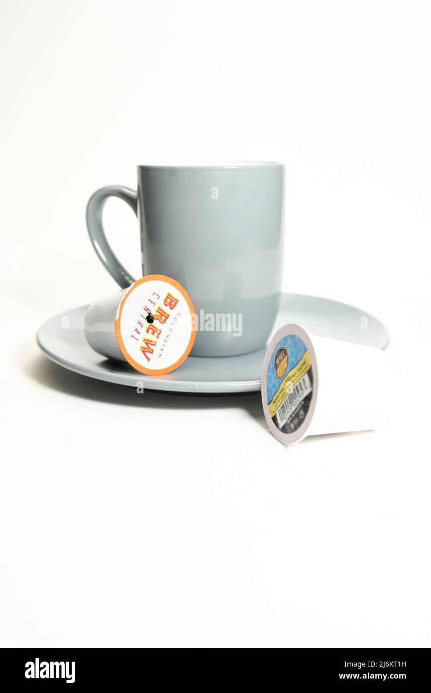 Tasse de café grise et dosettes K-tasse de café à usage unique isolées sur fond blanc Banque D'Images