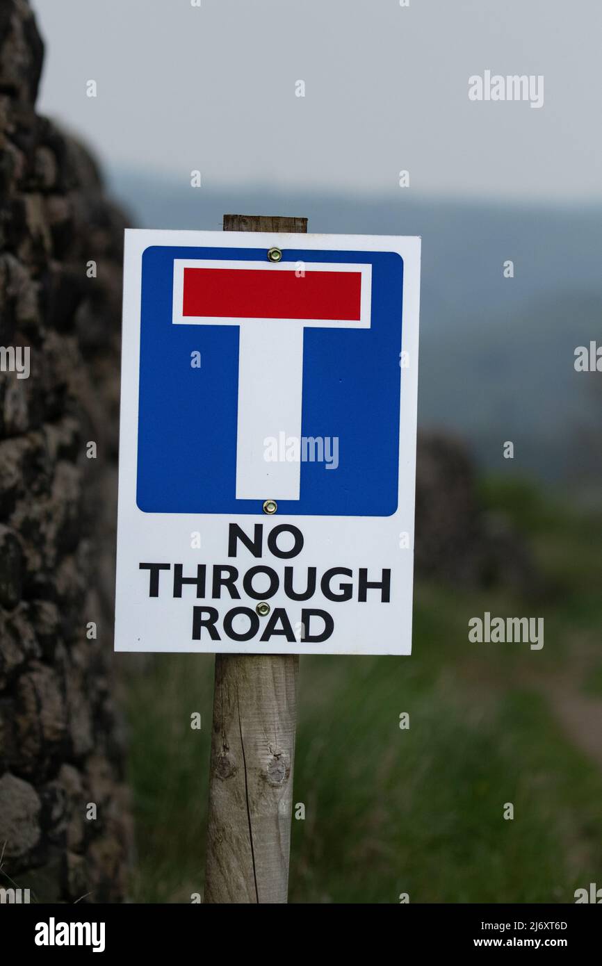 Un panneau « No through Road » pour le panneau de signalisation routière. (ROYAUME-UNI). Banque D'Images