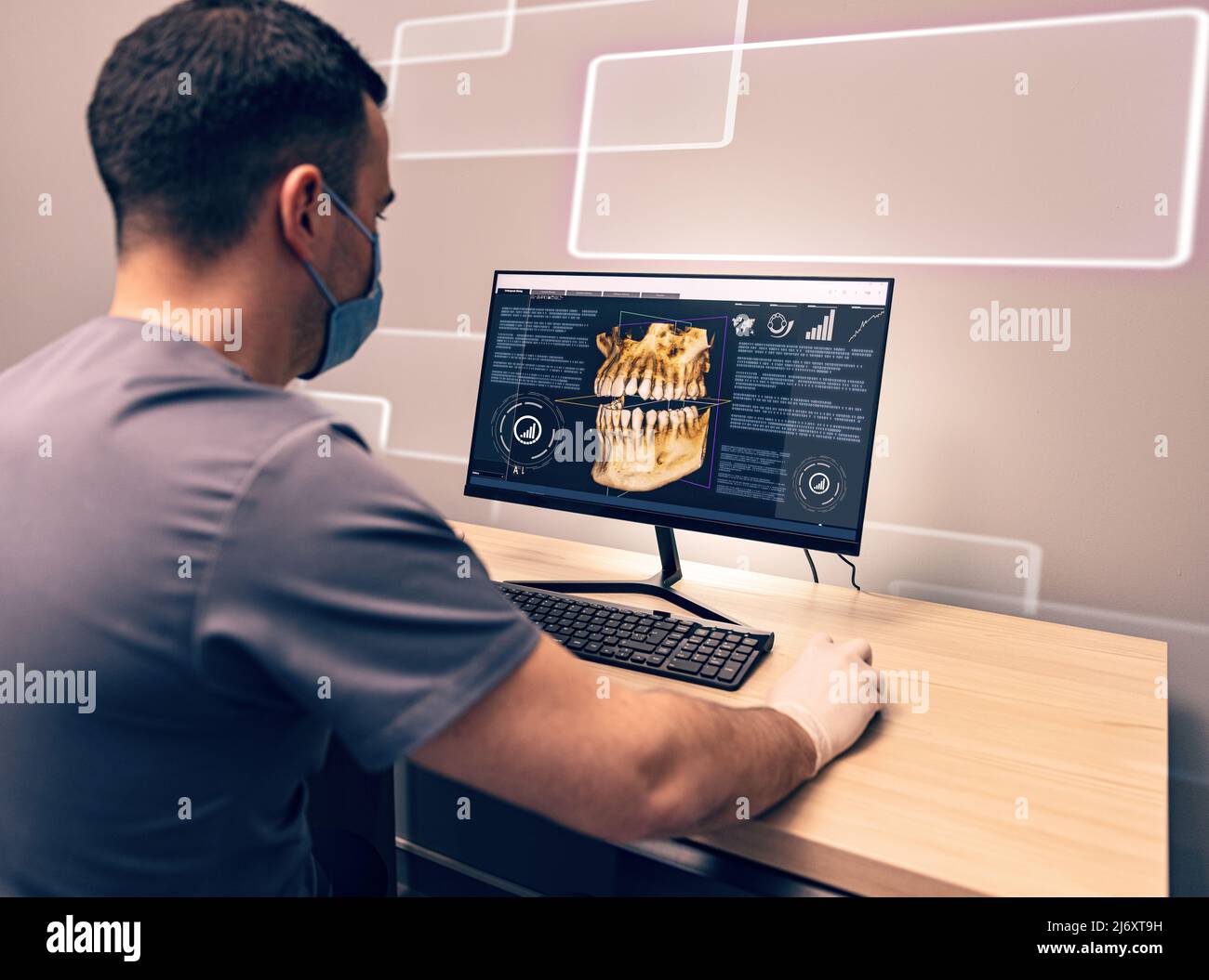 Un jeune dentiste examine une radiographie sur ordinateur dans une clinique dentaire Banque D'Images