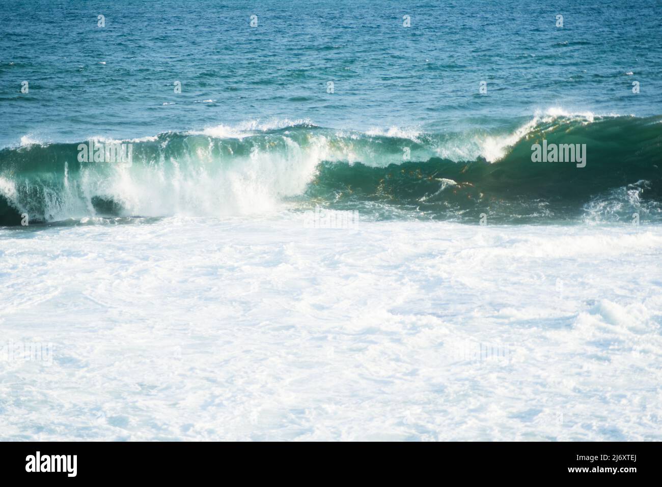 Des vagues moyennes s'écrasant sur la plage. Salvador, État de Bahia, Brésil. Banque D'Images