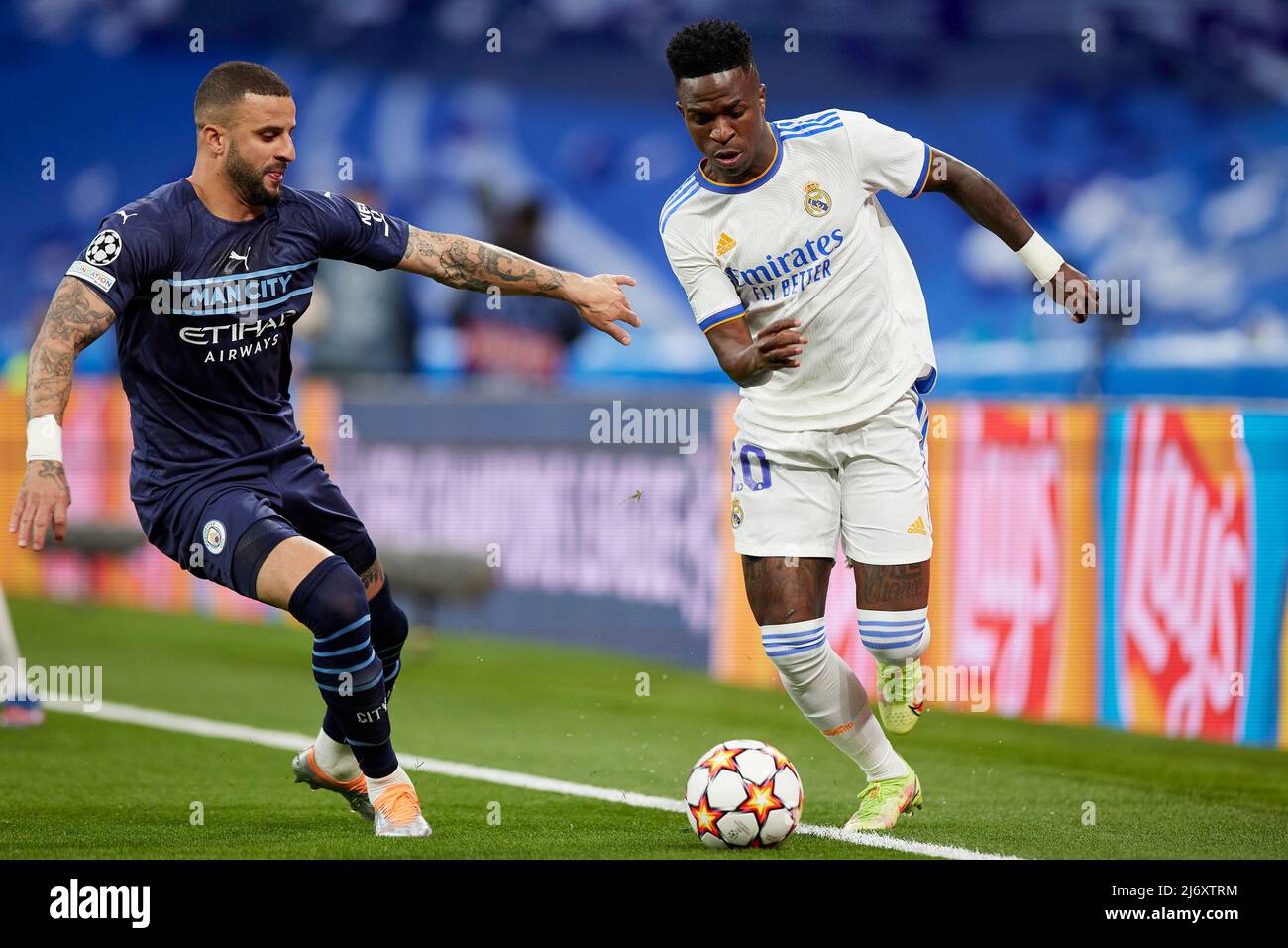 Madrid, Espagne. 04th mai 2022. Vinicius Jr. Du Real Madrid et Kyle Walker de Manchester City lors du match de la Ligue des champions de l'UEFA entre le Real Madrid et Mancheaster City qui a eu lieu au stade Santiago Bernabeu le 4 mai 2021 à Madrid, Espagne. (Photo de Ruben Albarran/PRESSINPHOTO) crédit: PRESSINPHOTO SPORTS AGENCY/Alay Live News Banque D'Images