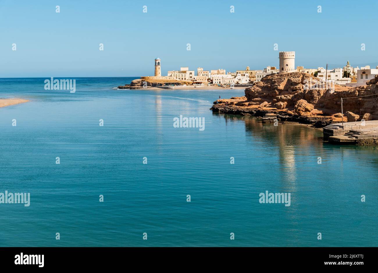 Paysage de la baie de sur avec le phare d'Al Ayjah et le fort sur le rocher, Sultanat d'Oman au Moyen-Orient. Banque D'Images