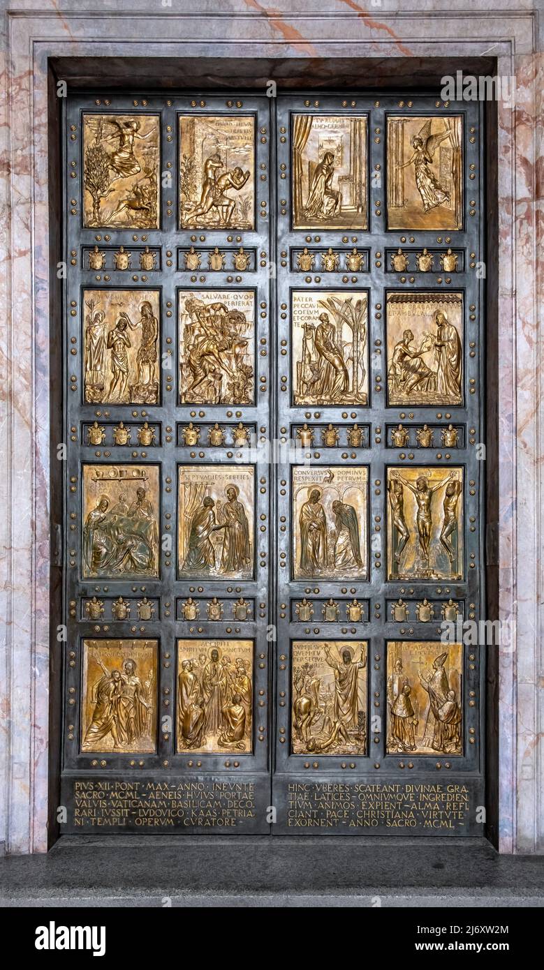 Rome, Italie - 27 mai 2018 : porte Sainte - Porta Sancta - par Vico Consorti entrée symbolique en bronze à la basilique Saint-Pierre San Pietro dans la ville du Vatican Banque D'Images