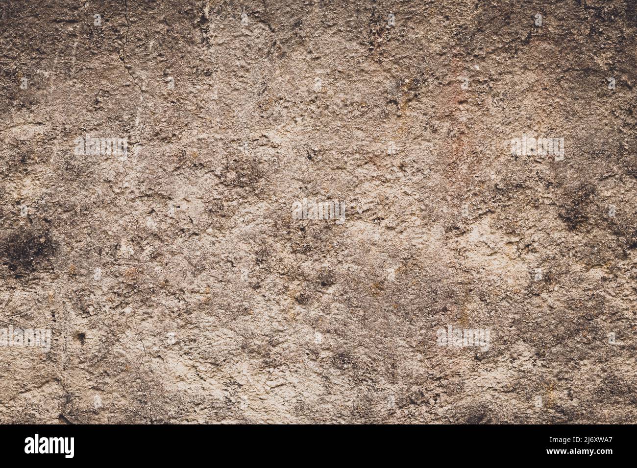 Gros plan de vieux mur en stuc brun, arrière-plan abstrait de surface rugueuse ou toile de fond grunge avec effet de vignetage, matériau architectural Banque D'Images