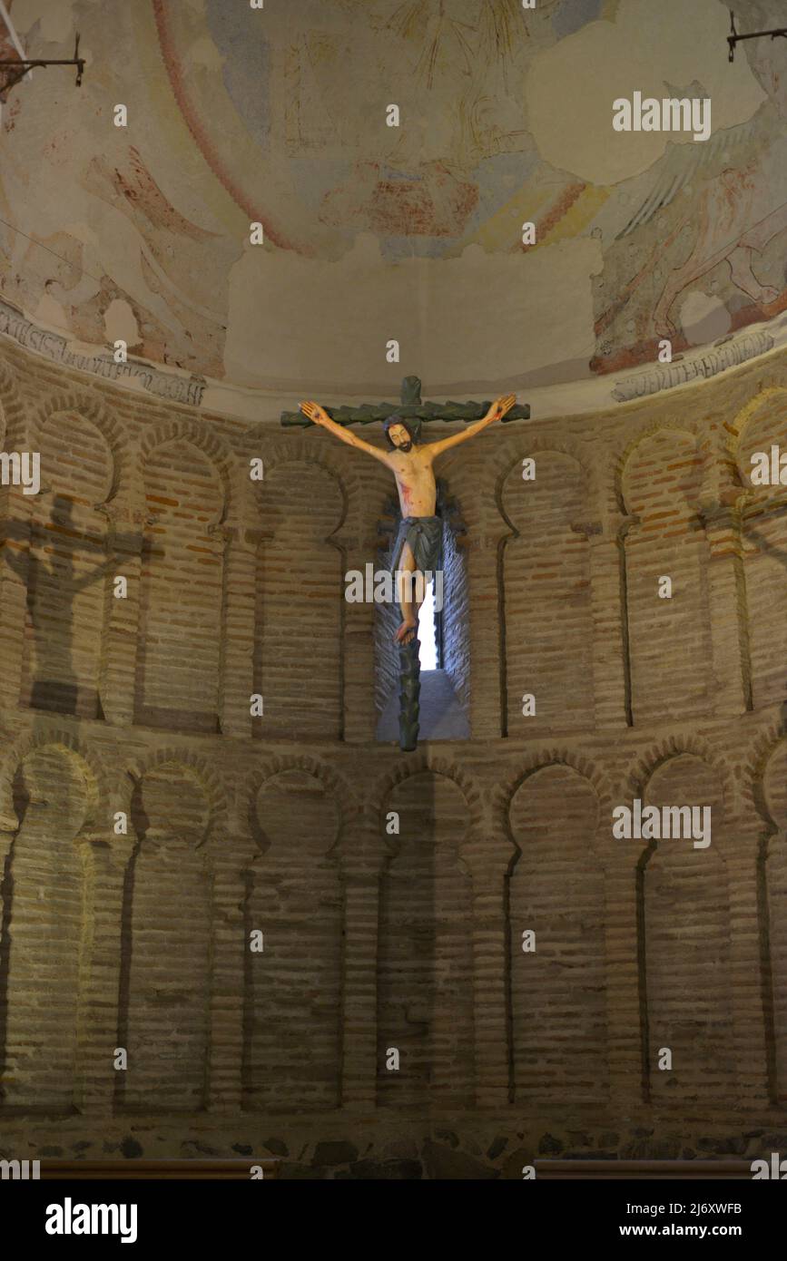 Réplique du Cristo de la Luz (Christ crucifié), sculpture en bois polychromé réalisée dans l'atelier Arteaznarez. L'original gothique se trouve dans le musée de Santa Cruz. Abside du Temple Cristo de la Luz (ancienne mosquée). Tolède, Castille-la Manche, Espagne. Banque D'Images