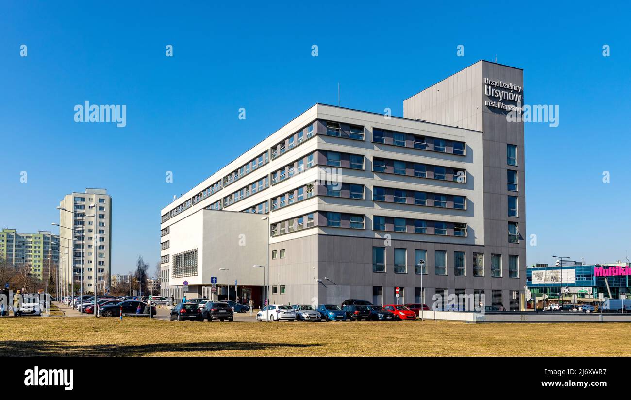 Varsovie, Pologne - 14 mars 2022 : immeuble de bureaux de la mairie du district d'Ursynow à l'avenue Aleja Komisji Edukacji Narodowej KEN dans le district d'Imielin Banque D'Images