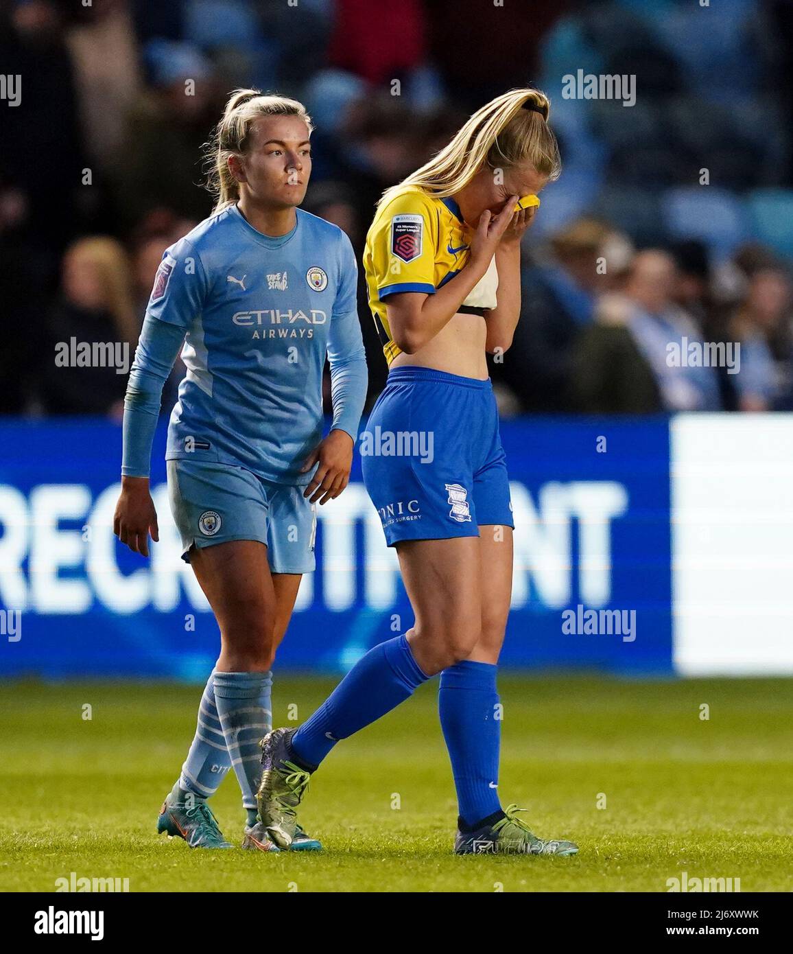 L'Abi Cowie de Birmingham City semble abattu alors que la relégation est confirmée lors du match de la Super League pour femmes Barclays FA à la City football Academy de Manchester. Date de la photo: Mercredi 4 mai 2022. Banque D'Images