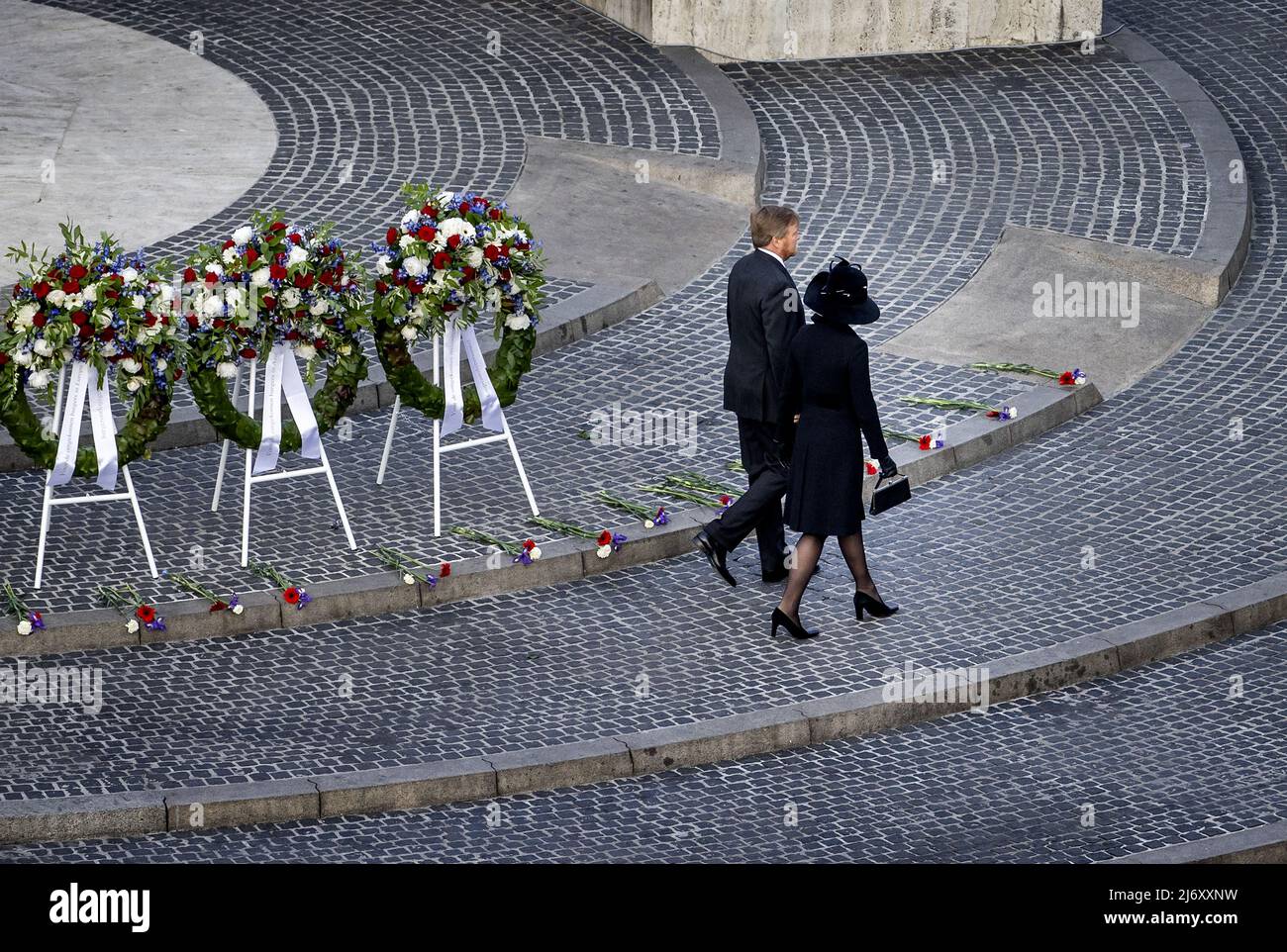 2022-05-04 20:30:17 AMSTERDAM - le roi Willem-Alexander et la reine Maxima ouvrent la parade pendant le jour du souvenir national sur la place du Dam. ANP POOL KOEN VAN WEEL pays-bas OUT - belgique OUT Banque D'Images