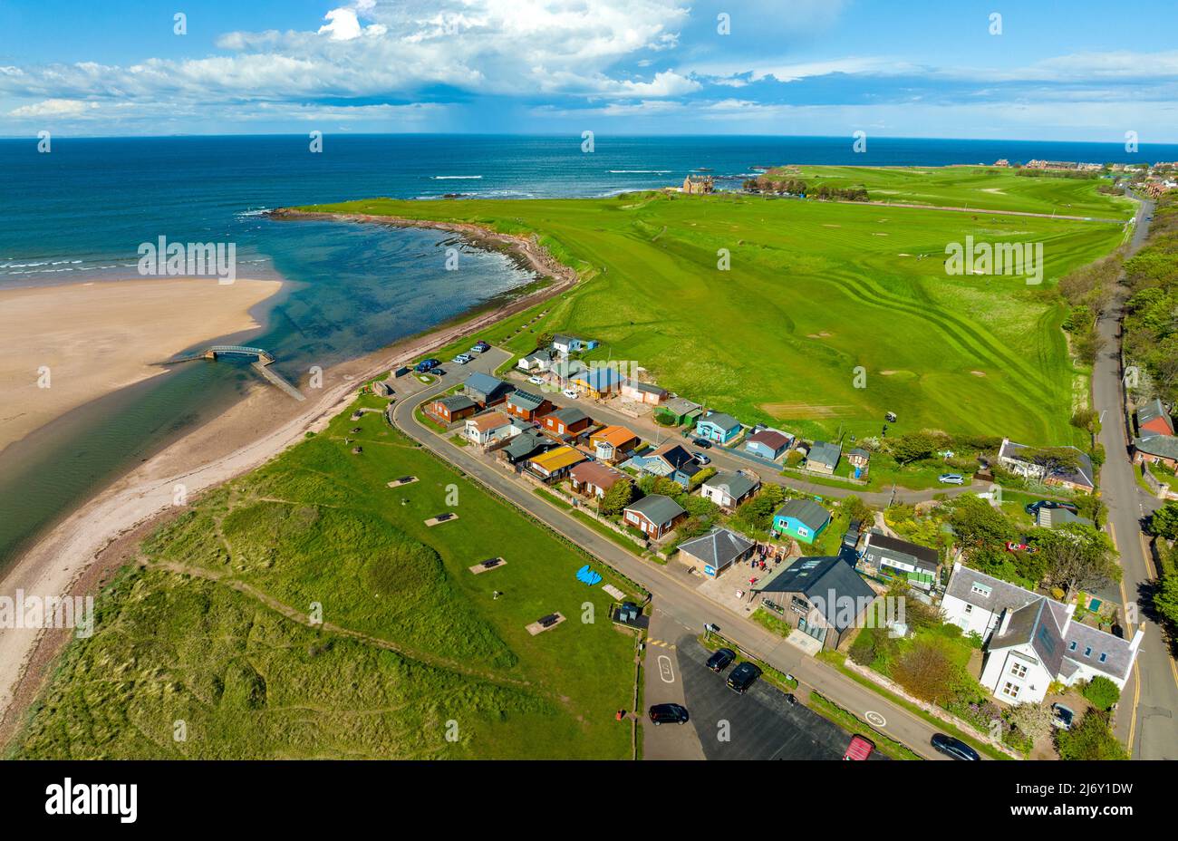 Vue aérienne du pont de Belhaven sur Biel Water et le club de golf de Winterfield à Dunbar, Lothian est, Écosse Banque D'Images