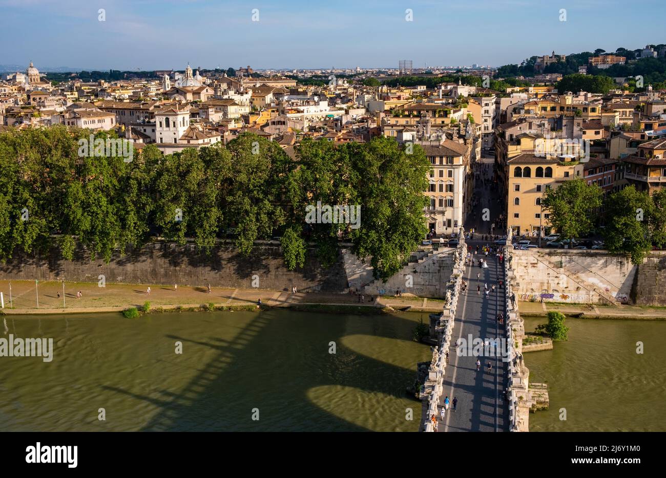 Rome, Italie - 27 mai 2018 : panorama du centre historique de Rome sur le Ponte Sant'Angelo, pont Saint Angel, connu sous le nom de pont Aelian ou Pons Aelius à Tibe Banque D'Images