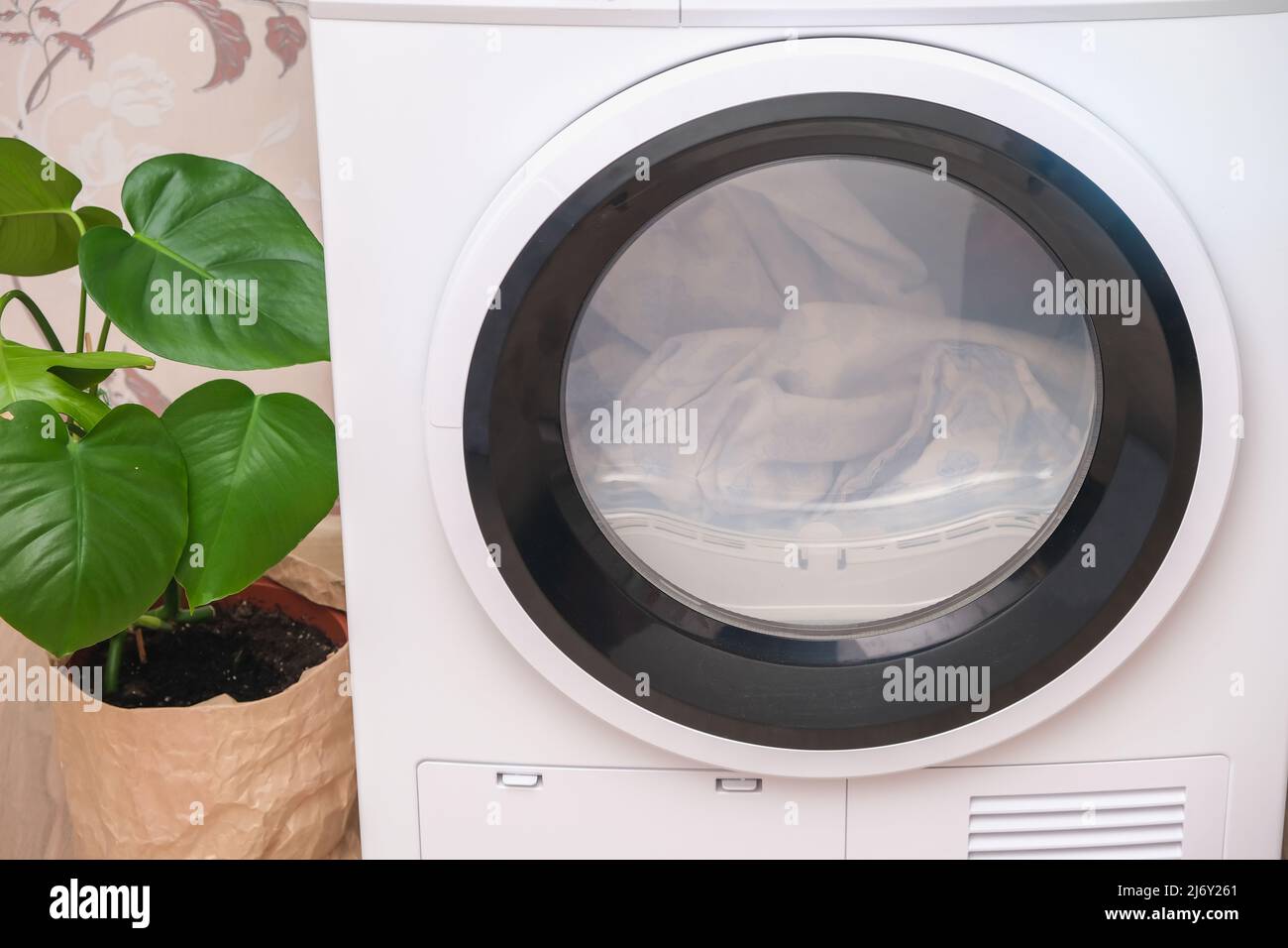 Machine à sécher dans la maison pour sécher le linge, les vêtements, le ...