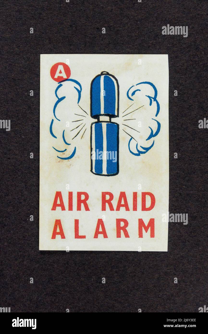 Une carte d'image d'alarme RAID aérien, qui fait partie du jeu de cartes pour enfants « vacances », des souvenirs relatifs aux enfants pendant la Seconde Guerre mondiale. Banque D'Images