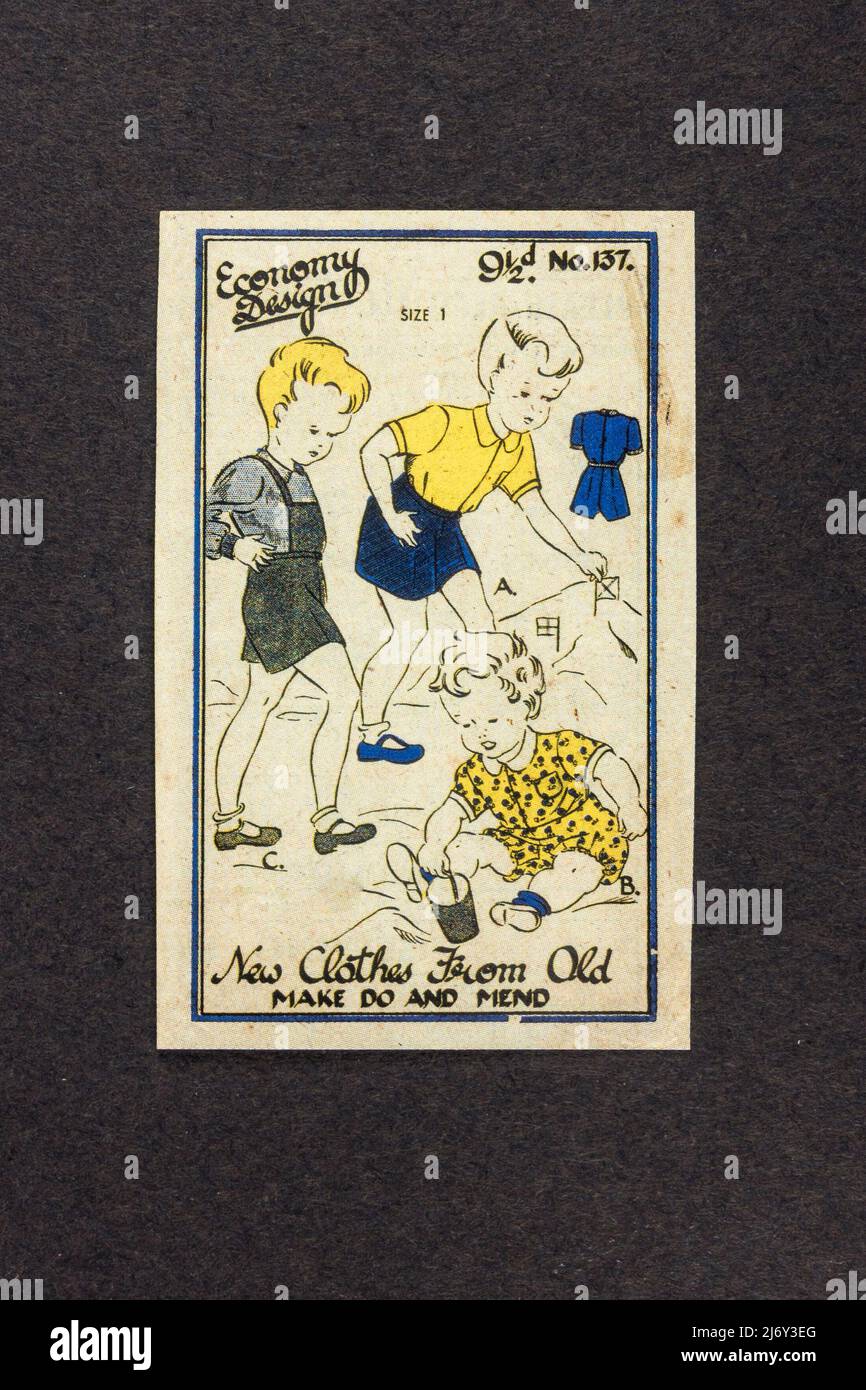 Une affiche « Make do and Mend » (réplique) se concentrant sur le recyclage des vêtements pour enfants, un morceau de souvenirs relatifs aux enfants pendant la Seconde Guerre mondiale. Banque D'Images