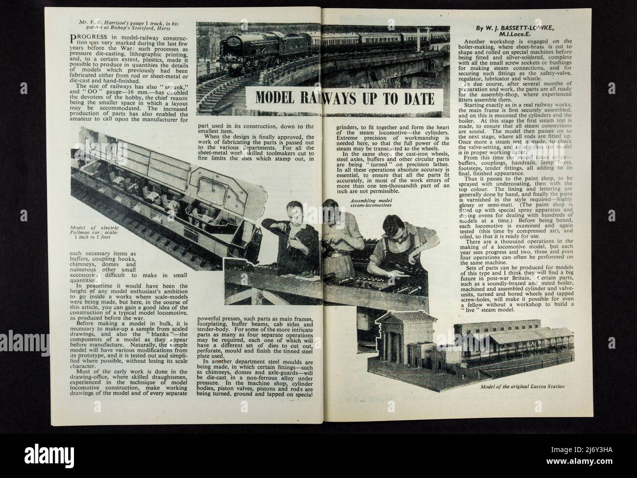 Article « Model Railways Up to Date » sur les modèles de chemins de fer dans le magazine Boys Own (réplique) de décembre 1944, souvenirs relatifs aux enfants pendant la Seconde Guerre mondiale. Banque D'Images